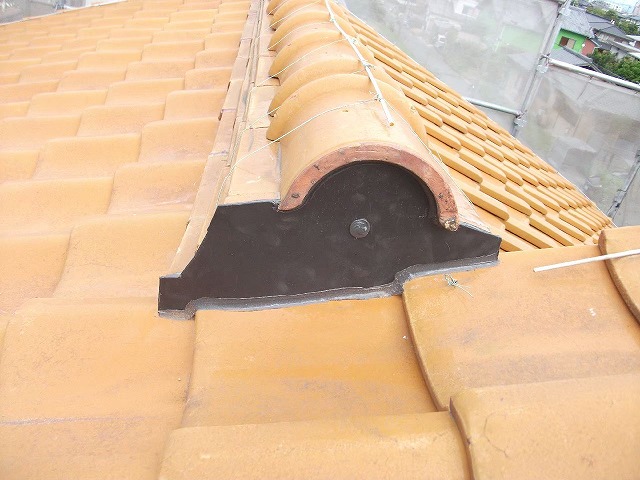 棟の端部をシーリング材で補修